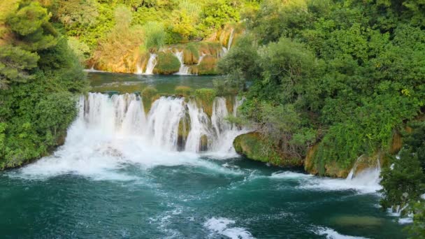 克罗地亚国家公园的瀑布克尔卡美丽的溪流在克尔卡国家公园的树木和草丛之间缓缓流淌 瀑布层叠 瀑布慢镜头 — 图库视频影像