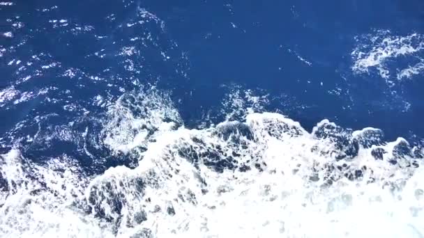 有泡沫表面的海水 船旅行 海上泡沫 蓝色泡沫 海上背景波浪 粗壮的深绿色和蓝色的地中海 泡沫洁白 船尾喷出的水花 慢动作视频 — 图库视频影像
