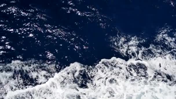 Θαλασσινό Νερό Αφρώδη Επιφάνεια Ταξίδι Σκάφος Αφρός Θάλασσας Αφρός Μπλε — Αρχείο Βίντεο