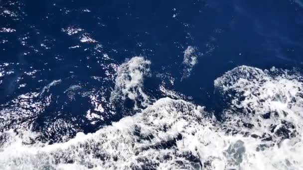 Θαλασσινό Νερό Αφρώδη Επιφάνεια Ταξίδι Σκάφος Αφρός Θάλασσας Αφρός Μπλε — Αρχείο Βίντεο