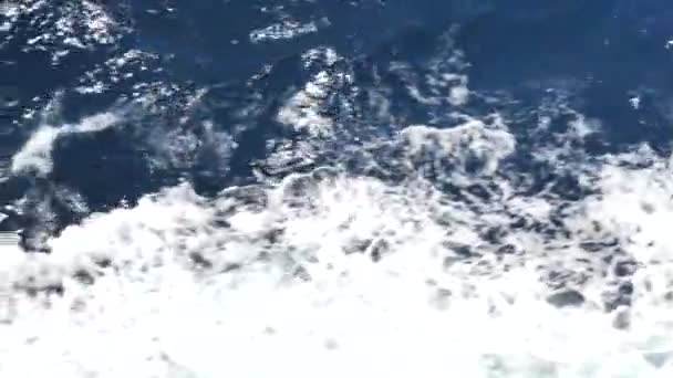 有泡沫表面的海水 乘船旅行 浪花蓝色 海浪背景 粗壮的深绿色和蓝色的地中海 泡沫洁白 船尾喷出的水花 运动疾病 — 图库视频影像