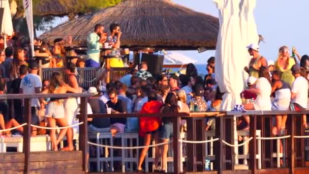 Croácia Ilha Hvar Agosto 2019 Muitos Jovens Dançam Bebem Coquetéis — Vídeo de Stock