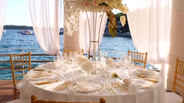 Hırvatistan Hvar Adasındaki Deniz Kıyısında Beyaz Altın Renkli Düğün Masasının — Stok video