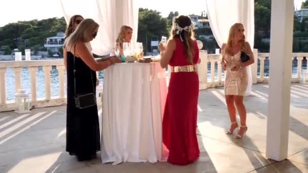 Croacia Isla Hvar Agosto 2019 Hermosas Chicas Vestidos Noche Pie — Vídeo de stock