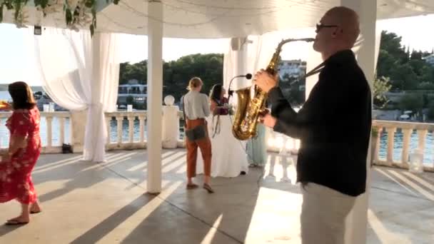 Croatia Island Hvar August 2019 Man Saxophonist Plays Golden Alto — Stock Video