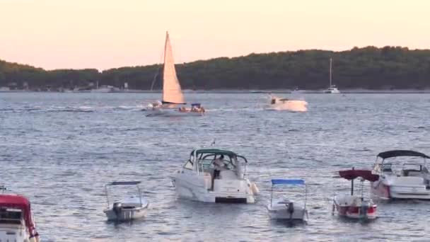 Kroatië Eiland Hvar Augustus 2019 Witte Zeilboot Jacht Zeilen Langs — Stockvideo