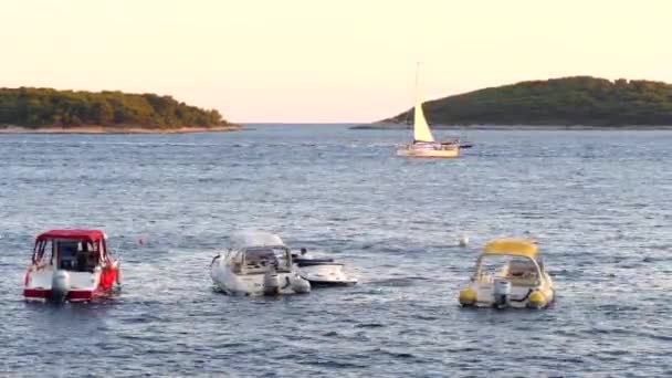 Kroatië Eiland Hvar Augustus 2019 Witte Zeilboot Jacht Zeilen Langs — Stockvideo