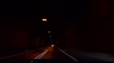 Hırvatistan 'ın Avrupa kentinde karanlık bir gece araba tünelinden geçen bir araba görülüyor. Önümüzde görünür bir ışık var, tünelden çıkın. Tünelin sonunda bir ışık..