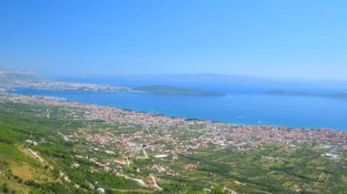 Hırvatistan 'ın Avrupa kenti Split' in banliyösündeki Kastela Stafiliç adlı küçük Akdeniz kıyı kasabasına bak. Akdeniz kenti Kastela Hırvatistan. Hırvatistan 'ın güzel kıyı kasabaları. Bölünme Havalimanı.