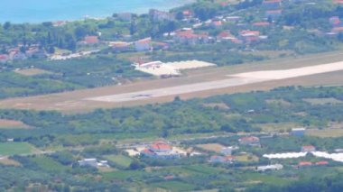 Hırvatistan, Split, 19 Ağustos 2019. Hırvatistan 'ın Split havaalanındaki şeride EsyJet.com firmalarının çıkarılması. Uçak denizin arka planına ve terasotta kaplı çatısı olan evlere iniyor..