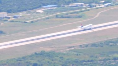 Hırvatistan, Split, 19 Ağustos 2019. Bir Air Serbia uçağı piste indi.