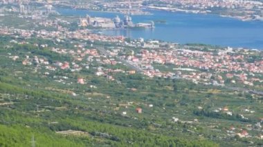 Hırvatistan 'ın Avrupa kenti Split' in banliyösündeki Kastela Stafiliç adlı küçük Akdeniz kıyı kasabasına bak. Akdeniz kenti Kastela Hırvatistan. Hırvatistan 'ın güzel kıyı kasabaları. Demiryolu ve tren yolculukları.