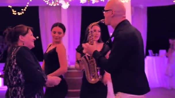 Chorwacja Wyspa Hvar Sierpnia 2019 Mężczyzna Saksofonista Gra Złotym Saksofonie — Wideo stockowe