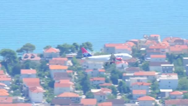 Croazia Split Agosto 2019 Aeroplano Air Serbia Atterra Sullo Sfondo — Video Stock
