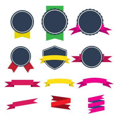 Kalkanlar ve kurdeleler banner düz tasarımı, düz simgesi, esp10, vektör şeritler ve etiketleri kümesi