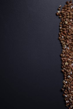 Gri arkaplanda karabuğdayla yazılmış şerit, üst görünüm, kopyalama alanı. Yiyecek tedariği krizi, karantina karantinasında gıda bağışı.