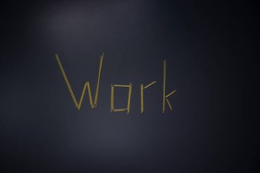 Gri arka planda spagetti ile yazılmış kelime çalışması, üst görünüm, kopyalama alanı. Yemek malzemeleri, karantinada gıda bağışı, koronavirüs... 