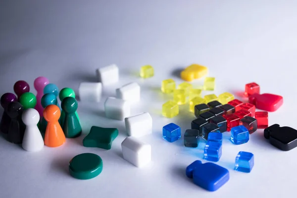 Елементи - атрибути настільних ігор - фігури, кубики, пляшки, будинки. На білому тлі. Ізольовані. Копіювати простір — стокове фото