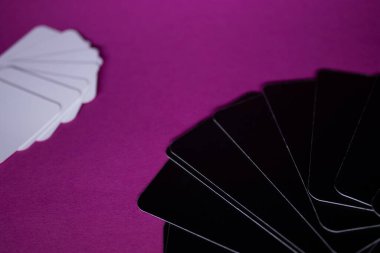 Masa oyunları için elementler - kartlar. Pembe arka planda. İzole edilmiş. Boşluğu kopyala