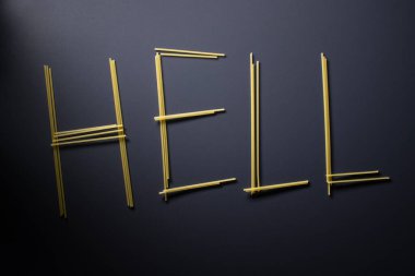Kelime cehennemi gri arka planda spagetti ile yazılmış, üst manzara, kopyalama alanı. Yemek malzemeleri, karantinada gıda bağışı, koronavirüs... 