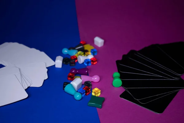 Елементи - атрибути настільних ігор - фігури, карти, кубики, пляшки, точки, будинки. На рожевому і синьому тлі. Ізольовані. Копіювати простір — стокове фото