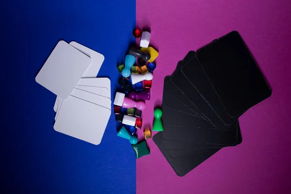 Elementler - masa oyunları için özellikler - rakamlar, kartlar, küpler, şişeler, puanlar, evler. Pembe ve mavi arka planda. İzole edilmiş. Boşluğu kopyala — Stok fotoğraf