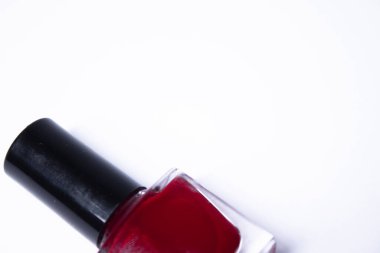 Beyaz arka planda mavi ojeli bir şişe. Tırnak törpüsü. Tırnak manikürü konsepti. İzole edilmiş, kopyalama alanı