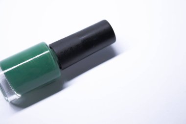 Beyaz arka planda mavi ojeli bir şişe. Tırnak törpüsü. Tırnak manikürü konsepti. İzole edilmiş, kopyalama alanı