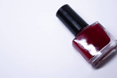 Beyaz arka planda mavi ojeli bir şişe. Tırnak törpüsü. Tırnak manikürü konsepti. İzole edilmiş, kopyalama alanı