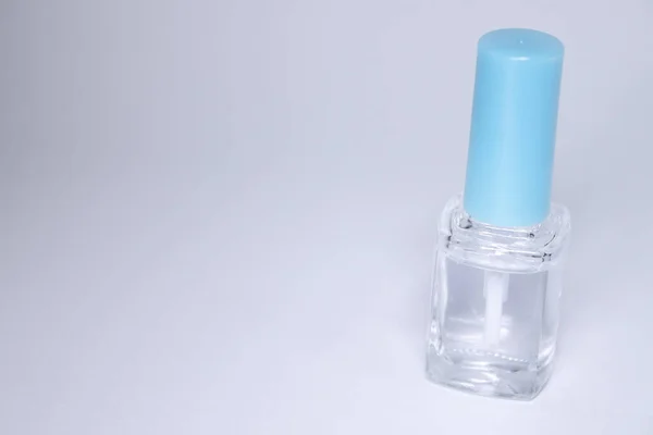 Une bouteille avec vernis à ongles bleu sur fond blanc. vernis à ongles. Concept de manucure des ongles. Isolé, espace de copie — Photo