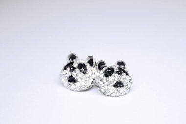Gümüş küpeler panda şeklinde. Mücevher ve aksesuar konsepti. İzole edilmiş, kopyalama alanı. Makro Vuruş