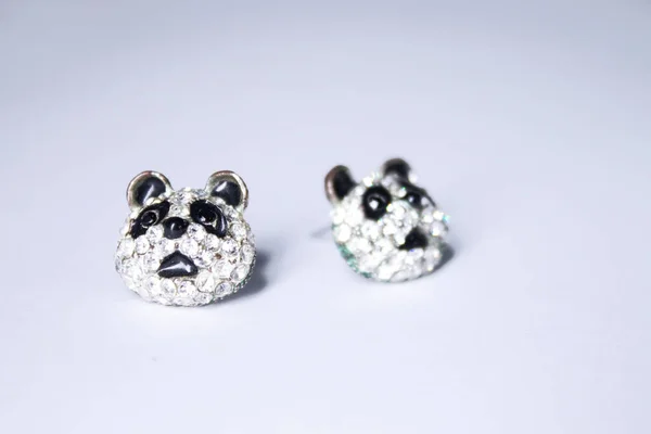 Brincos de prata em forma de panda. conceito de jóias e acessórios. Isolado, espaço de cópia. Macro Shot — Fotografia de Stock