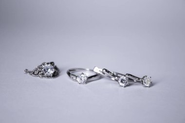 Pahalı gümüş kadın mücevherleri. Yüzük, kolye ve küpeler. İzole edilmiş, kopyalama alanı. Makro Vuruş