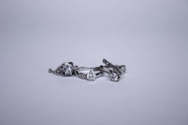 Pahalı gümüş kadın mücevherleri. Yüzük, kolye ve küpeler. İzole edilmiş, kopyalama alanı. Makro Vuruş