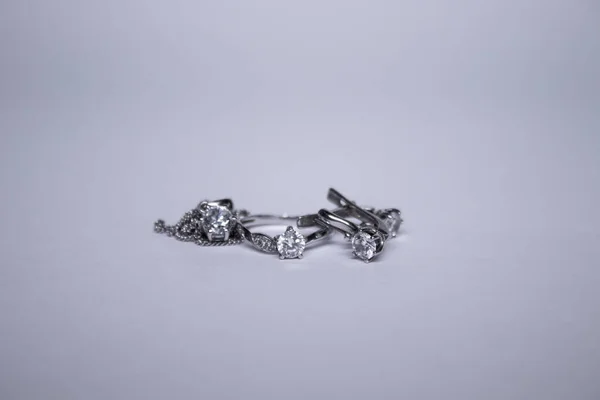 Drahá sada stříbrných dámských šperků - prsten, přívěšek a náušnice. Izolované, kopírujte prostor. Makro snímek — Stock fotografie