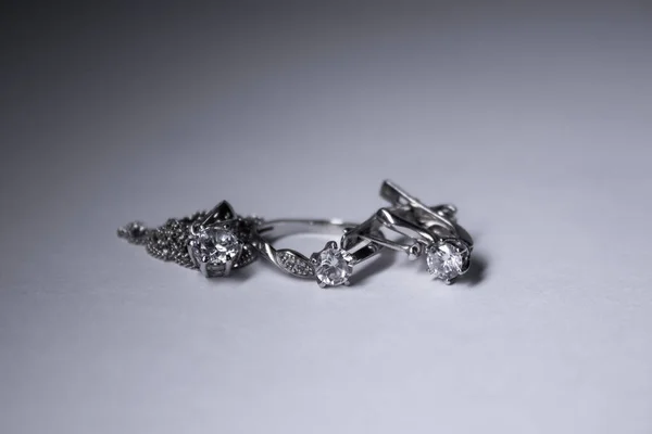 Drahá sada stříbrných dámských šperků - prsten, přívěšek a náušnice. Izolované, kopírujte prostor. Makro snímek — Stock fotografie