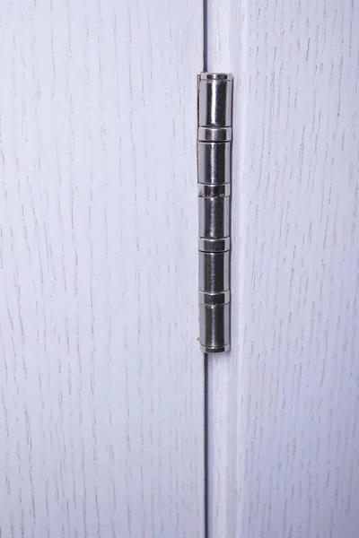 문 금속 경첩이야. 클로즈업 요소를 녹인다. 실내에서 현대 양식으로 된 가벼운 나무 문들 — 스톡 사진