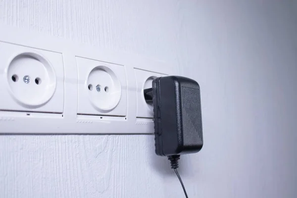 Uttag för elektriska apparater på en ljusgrå vägg. ett flerfunktionsuttag — Stockfoto