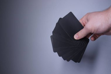 Gri bir arkaplanda siyah iskambil kartları. Masa oyunları. Arkadaşlarıyla takılıyor..