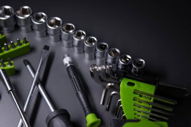 Siyah ve yeşil renkte onarım için bir takım yapı gereçleri ve aletler. Erkekler için olmalı. İnşaat için ekipman. Alet takımını tamir et. İnşaat konsepti gri arkaplan 