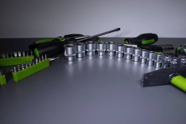 Siyah ve yeşil renkte onarım için bir takım yapı gereçleri ve aletler. Erkekler için olmalı. İnşaat için ekipman. Alet takımını tamir et. İnşaat konsepti gri arkaplan 