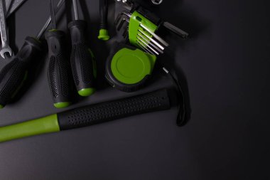 Siyah ve yeşil renkte onarım için bir takım yapı gereçleri ve aletler. Erkekler için olmalı. İnşaat için ekipman. Alet takımını tamir et. İnşaat konsepti gri arkaplan 