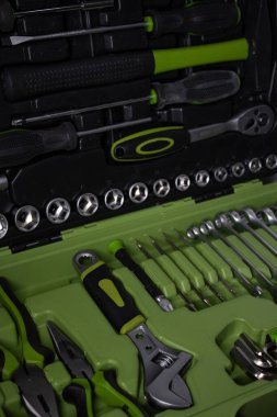 Siyah ve yeşil renkte onarım için bir takım yapı gereçleri ve aletler. Erkekler için olmalı. İnşaat için ekipman. Alet takımını tamir et. İnşaat konsepti gri arkaplan 