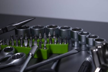 Siyah ve yeşil renkte onarım için bir takım yapı gereçleri ve aletler. Erkekler için olmalı. İnşaat için ekipman. Alet takımını tamir et. İnşaat konsepti gri arkaplan 