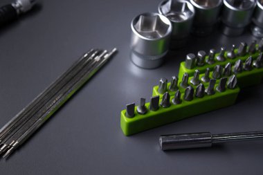 Siyah ve yeşil renkte onarım için bir takım yapı gereçleri ve aletler. Erkekler için olmalı. İnşaat için ekipman. Alet takımını tamir et. İnşaat konsepti gri arkaplan 