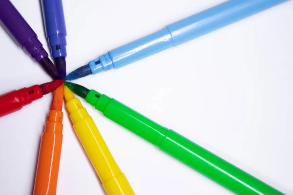 Un mucchio di pennarelli colorati disposti in ordine arcobaleno. concetto di cancelleria. copiare spazio. isolato — Foto Stock