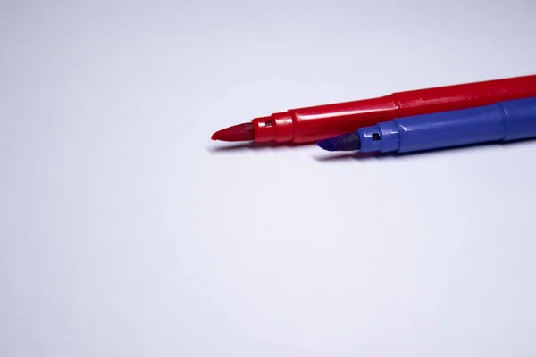 Multicolored felt-tip pens on a white background. stationery concept. copy space. isolated — Stock Photo, Image