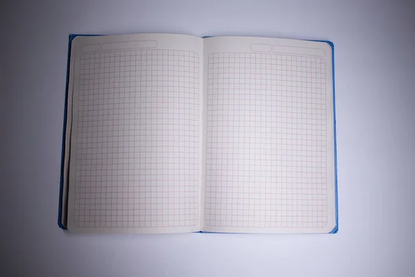 Blauw notitieboekje open. briefpapier concept. kopieer ruimte. geïsoleerd — Stockfoto