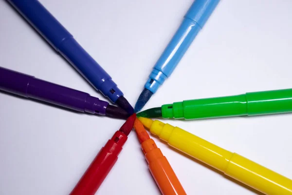 Un tas de marqueurs colorés disposés dans l'ordre arc-en-ciel. concept de papeterie. espace de copie. isolé — Photo