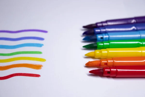 Um monte de marcadores coloridos dispostos em ordem do arco-íris. conceito de artigos de papelaria. espaço de cópia. isolado — Fotografia de Stock